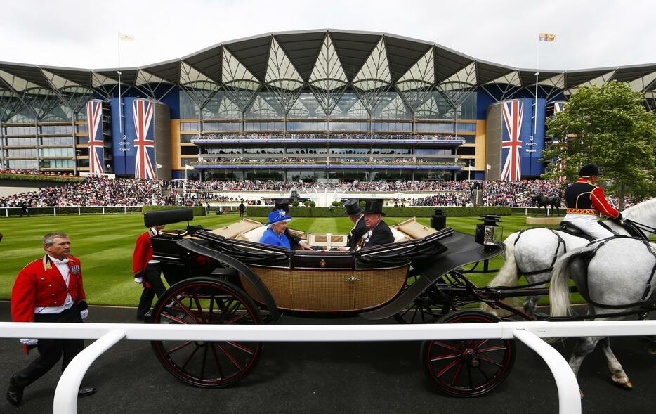 アスコット競馬場に馬車で来場したエリザベス女王とフィリップ殿下＝2015年6月17日（写真：ロイター/アフロ）