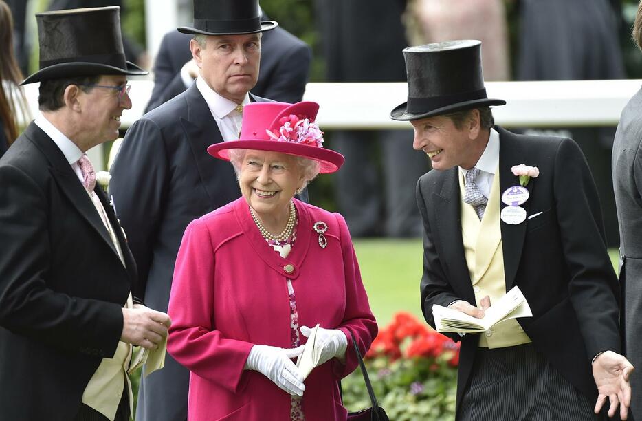 アスコット競馬場に到着したエリザベス女王＝2015年6月16日（写真：ロイター/アフロ）