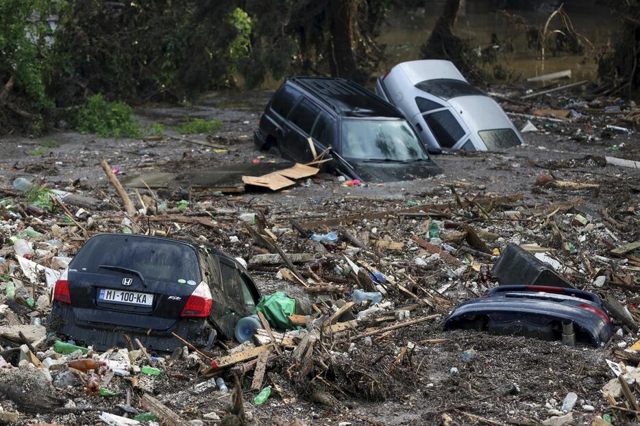 がれきに埋まる車＝2015年6月14日（写真：ロイター/アフロ）