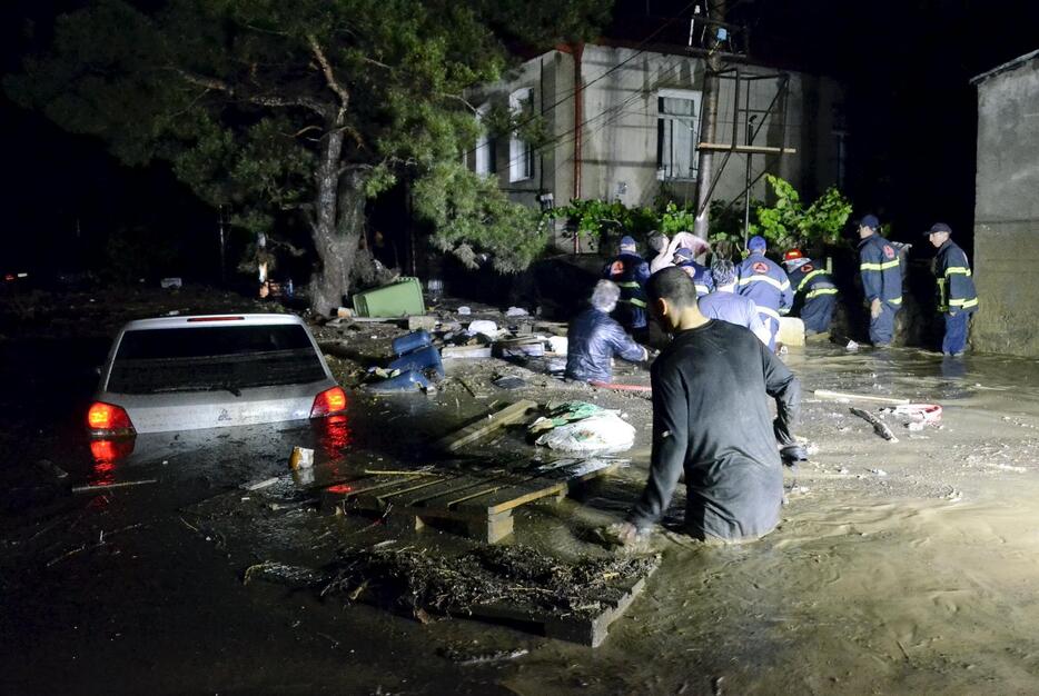 水没した通りを歩く市民ら＝2015年6月14日（写真：ロイター/アフロ）