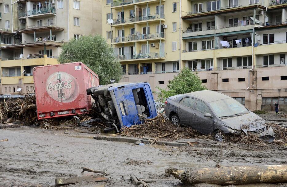 洪水によって押し流された車＝2015年6月14日（写真：ロイター/アフロ）