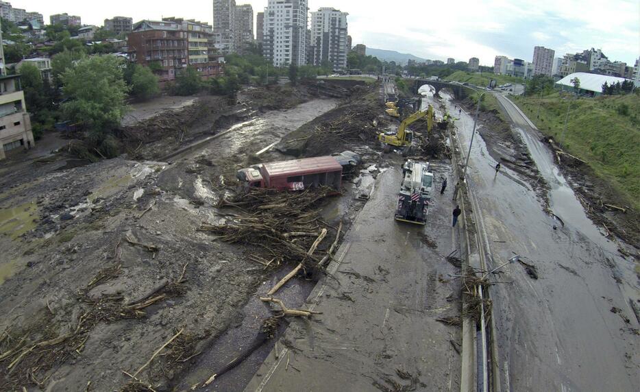 氾濫した川の濁流が建物や車を押し流す＝2015年6月14日（写真：ロイター/アフロ）
