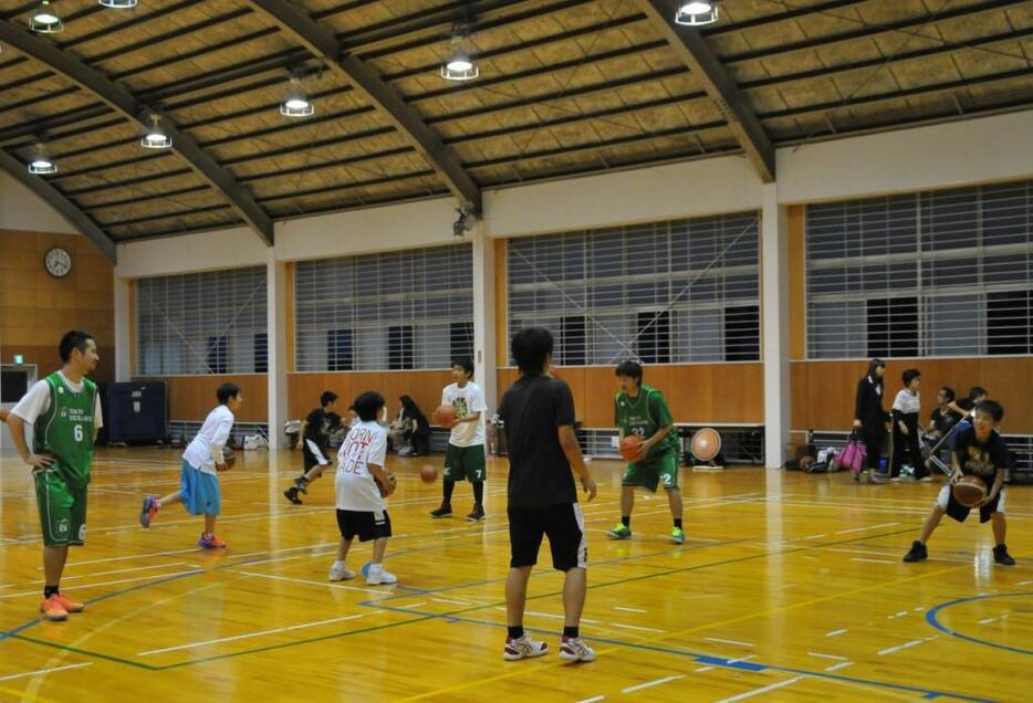 [写真]日本バスケ強化のために浮上した「15歳以下のゾーンディフェンス禁止」案。育成現場ではどのように受け止められているのだろうか