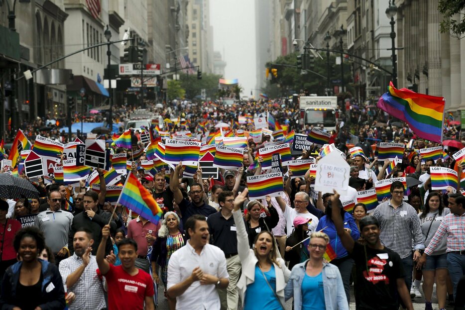 マンハッタンの5番街を行進する市民。主催者側発表で2万2000人が参加＝2015年6月28日（写真：ロイター/アフロ）