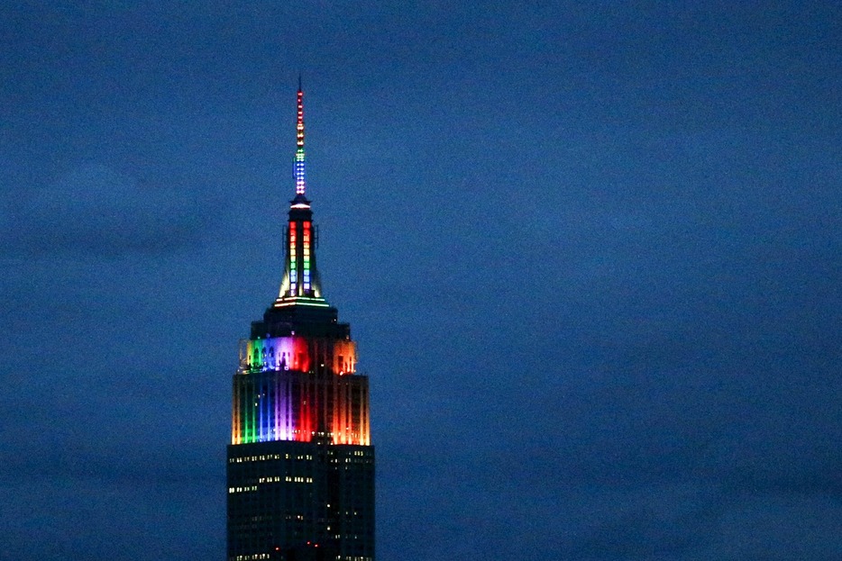 虹色にライトアップされたエンパイア・ステート・ビル＝2015年6月28日（写真：ロイター/アフロ）