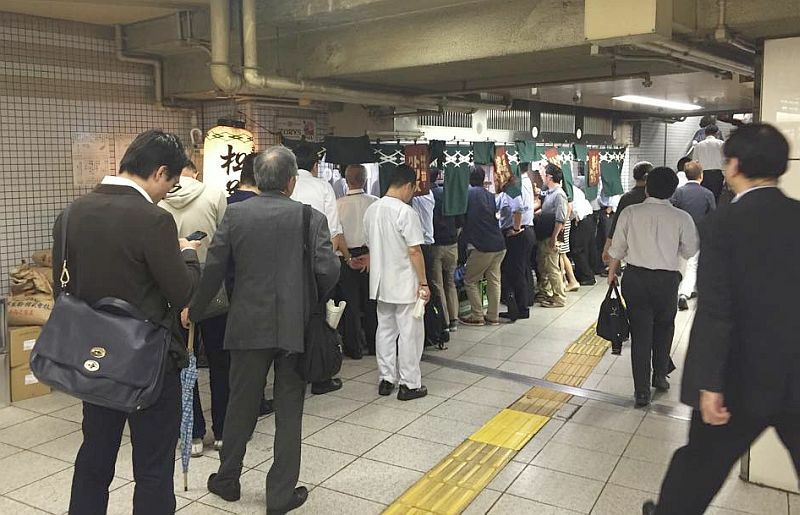 [写真]梅田の地下道にある「松葉」。撤去命令報道を見て、多くの利用客が列をなした＝8日午後7時すぎ、大阪市北区で