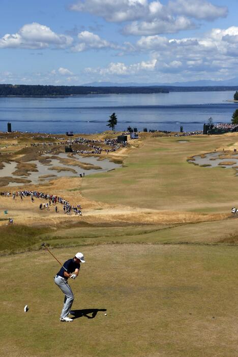 2日目、打ち下ろしで絶景の5番ホール（パー4、488ヤード）＝2015年6月19日（写真：青木紘二/アフロスポーツ）