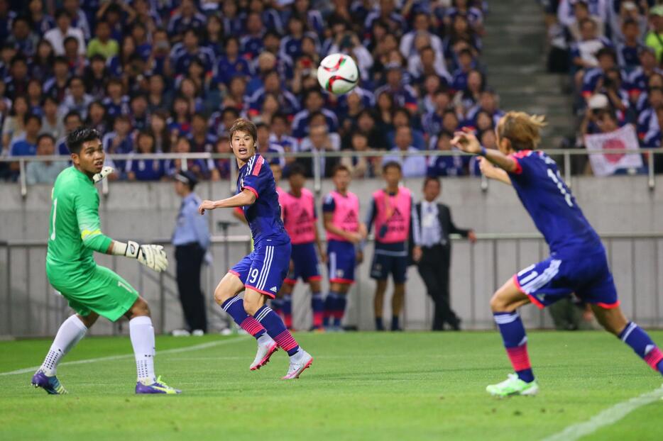 ゴールに迫るFW宇佐美貴史（手前）とDF酒井宏樹（奥）＝2015年6月16日（写真：長田洋平/アフロスポーツ）