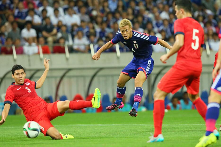 ミドルシュートでシンガポールゴールを脅かしたMF本田圭佑＝2015年6月16日（写真：YUTAKA/アフロスポーツ）