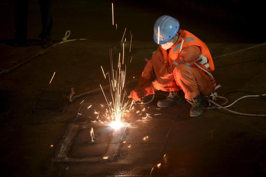 船内の状況を確認するため、船底に穴を開ける＝6月4日（写真：ロイター/アフロ）