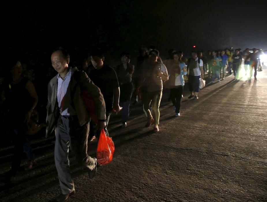 事故現場に向かう乗船者の家族ら＝6月3日（写真：ロイター/アフロ）