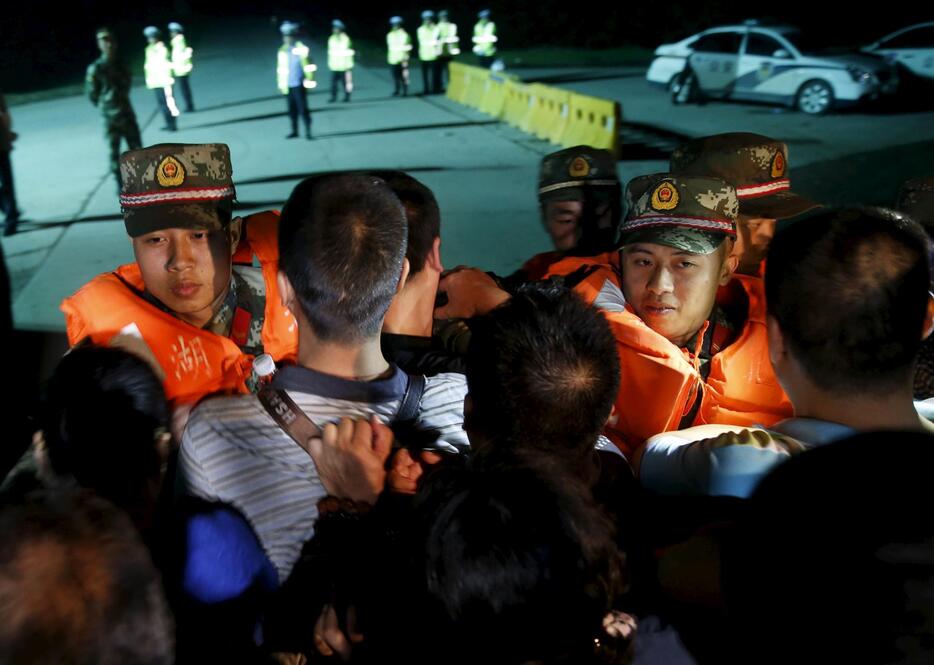 沈没現場に向かおうとする不明者親族と警官隊が衝突＝6月3日（写真：ロイター/アフロ）