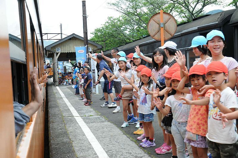 [写真]沿線の子供たちが見送りに駆けつけていた