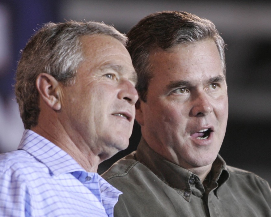 ジェブ・ブッシュ元フロリダ州知事。左はジョージ・W・ブッシュ大統領（当時）＝2004年10月資料写真（写真：ロイター/アフロ）