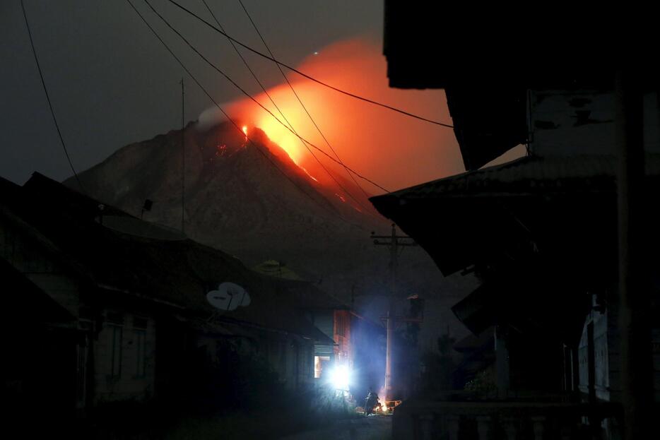 溶岩を吹き出すシナブン山＝2015年6月22日（写真：ロイター/アフロ）