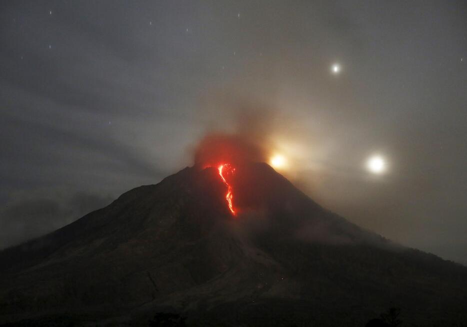 溶岩が付近の村に迫り、1万人以上が避難＝2015年6月20日（写真：ロイター/アフロ）