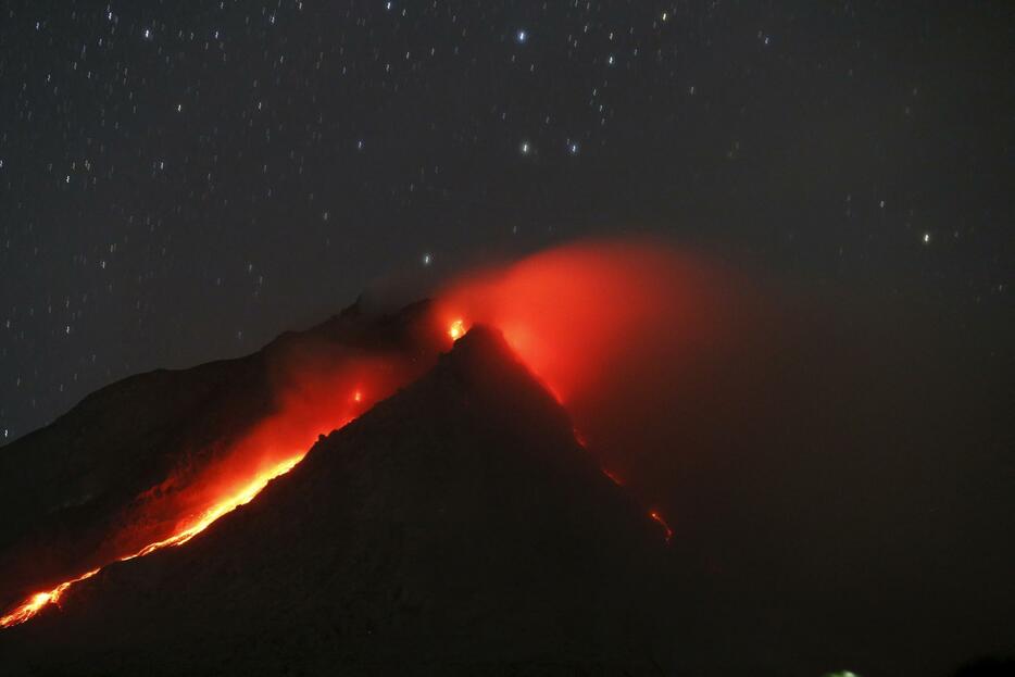 真っ赤な溶岩が山の斜面を流れ落ちる＝2015年6月22日（写真：ロイター/アフロ）