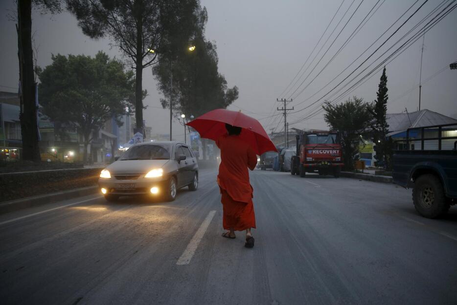 降灰で白く染まった街＝2015年6月20日（写真：ロイター/アフロ）