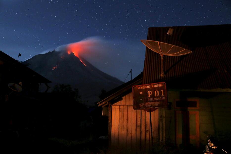 村から見たシナブン山＝2015年6月21日（写真：ロイター/アフロ）