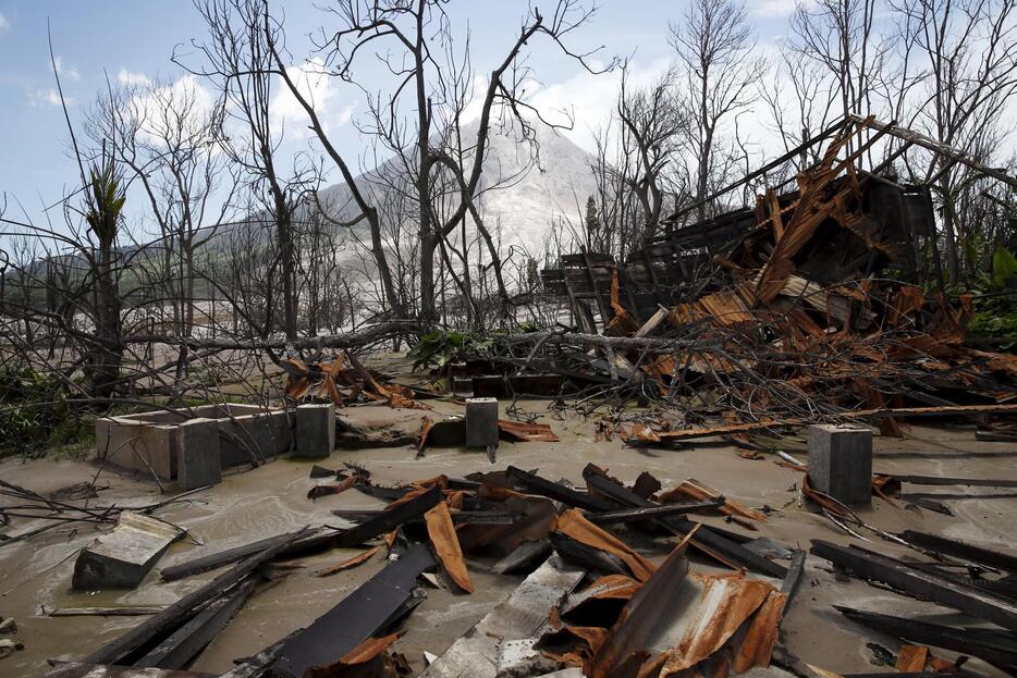 噴火の影響で崩れ去った建物＝2015年6月21日（写真：ロイター/アフロ）