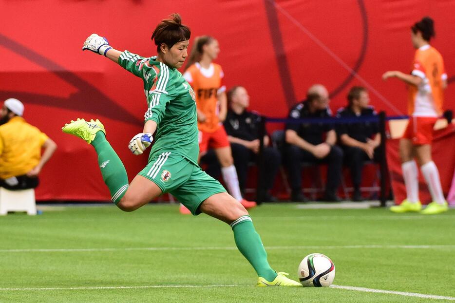 前方へ力強くフィードするGK山根恵里奈。女子W杯1次リーグのスイス戦＝2015年6月8日（写真：USA TODAY Sports/アフロ）