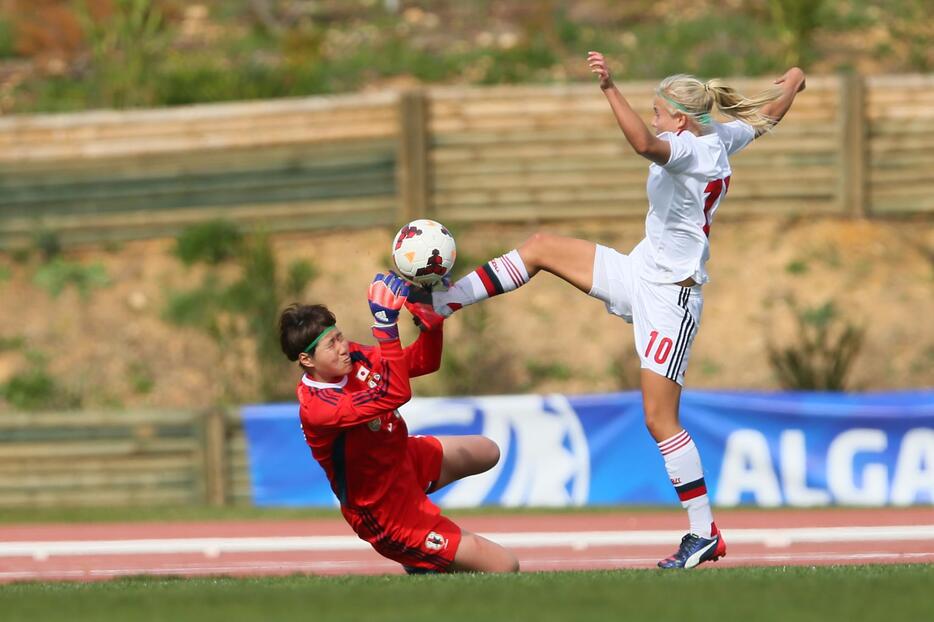 アルガルベカップ。デンマーク戦で見せる果敢な飛び出し＝2015年3月4日（写真：YUTAKA/アフロスポーツ）