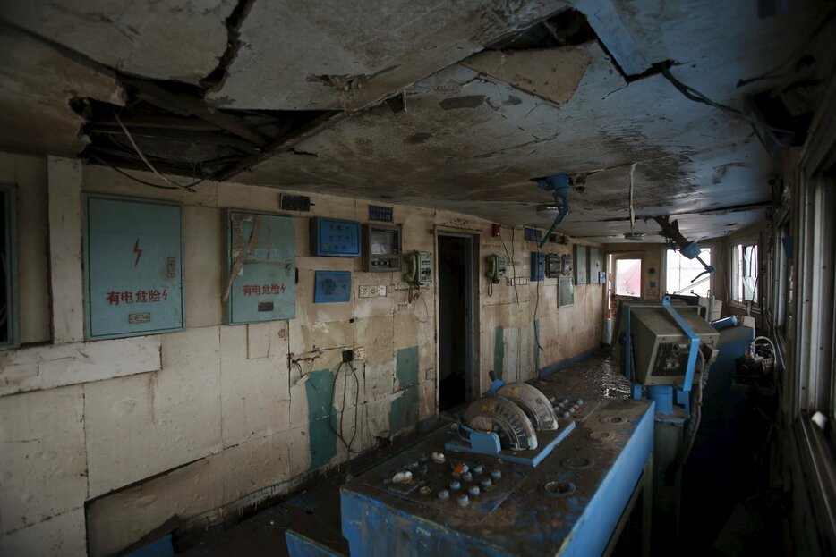 天井が壊れたコントロールルーム＝2015年6月7日（写真：ロイター/アフロ）
