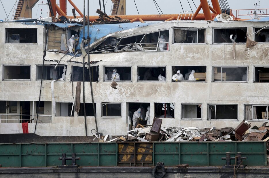 船内を捜索する救助隊＝2015年6月7日（写真：ロイター/アフロ）