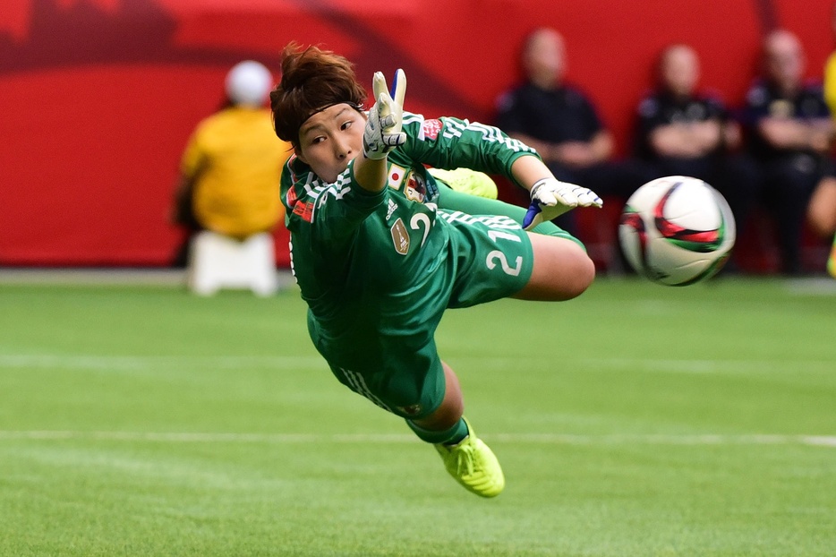 187センチの高身長を生かしてセーブするGK山根恵里奈＝2015年6月8日（写真：USA TODAY Sports/アフロ）