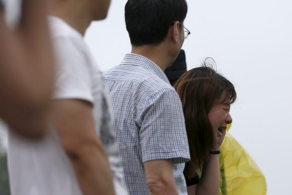 救助活動を見守る人々＝2015年6月3日（写真：ロイター/アフロ）