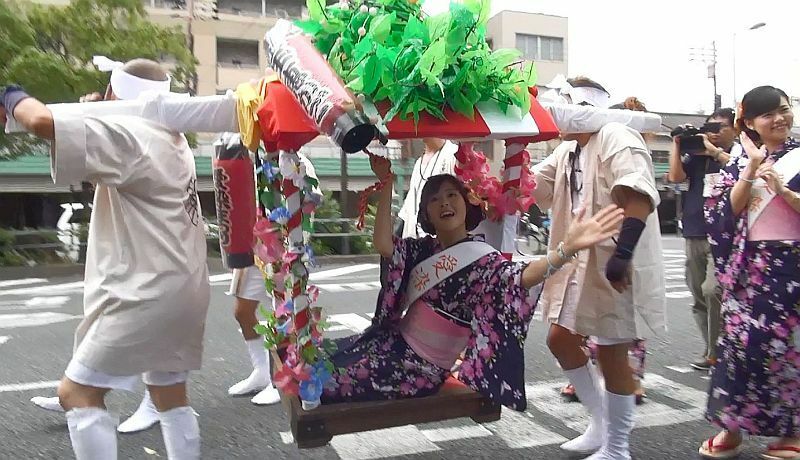 [写真]愛染娘が宝恵かごに乗り谷町筋を練り歩いた＝30日午後、大阪市天王寺区で