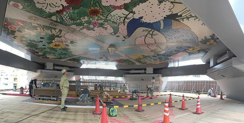 [写真]作業場の上から見た天井画＝5月末、大阪市浪速区で