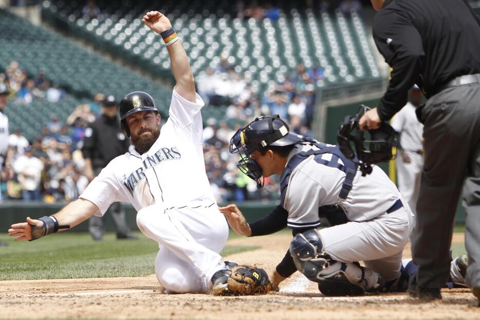 本塁を狙って憤死するマリナーズのアクリー＝2015年6月3日（写真：USA TODAY Sports/アフロ）