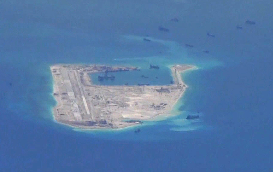 中国が埋め立てを進める南シナ海の「ファイアリー・クロス礁」。滑走路や港湾を建設か＝2015年5月21日（写真：U.S. Navy/ロイター/アフロ）