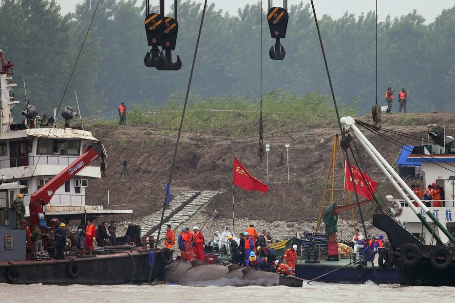 中国当局が大型クレーンを用意＝2015年6月4日（写真：ロイター/アフロ）