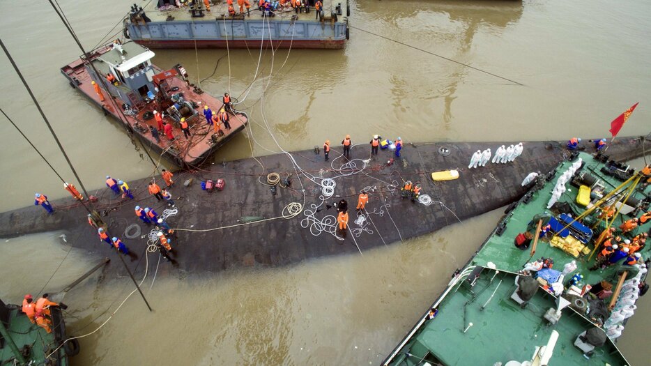 上空から見た救助現場＝2015年6月4日（写真：ロイター/アフロ）