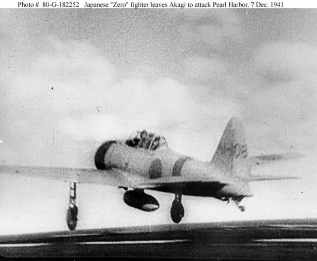[写真]空母「赤城」から真珠湾攻撃に向かうゼロ戦(Wikimedia Commonsより)