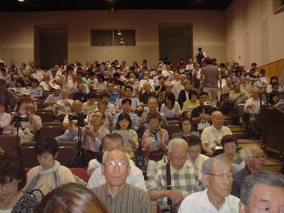 [写真]多くの市民が集まった講演会