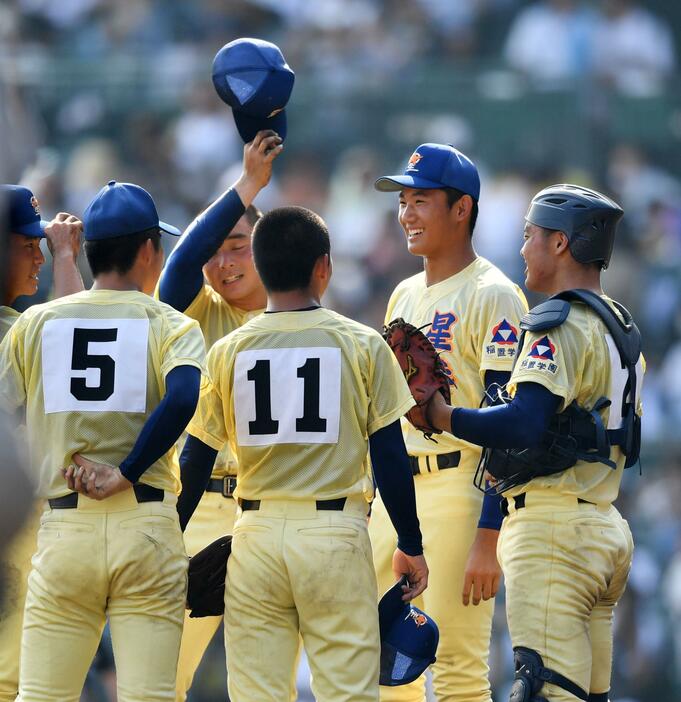 ピンチに伝令に出た奥川（右から2人目）はナインに「オレは今日投げたくないぞ！」とジョークで檄(写真・日刊スポーツ／アフロ）