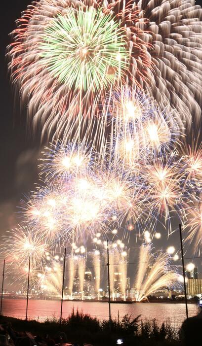 大阪の夏の風物詩「なにわ淀川花火大会」が10日夜、大阪市北、淀川両区の境界付近の淀川で行われ、今年も色とりどりの花火があがった。