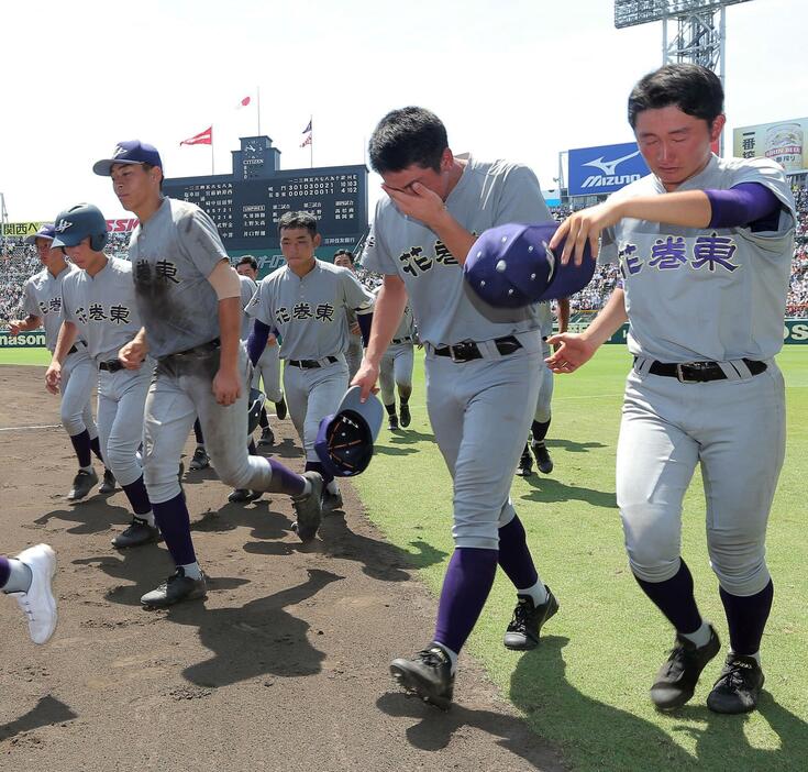 注目の中で1回戦敗退の花巻東ナインは涙して甲子園を去った(写真・日刊スポーツ／アフロ）