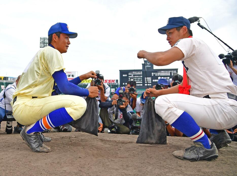 星稜・奥川と履正社・清水の決勝で先発した2人が仲良く甲子園の土を詰めた（写真・日刊スポーツ／アフロ）