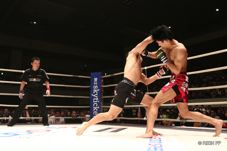 朝倉(右）のカウンターが堀口にヒット (c)RIZIN　FF