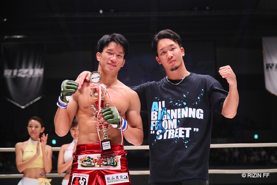 兄の朝倉未来（右）が堀口の戦いを分析し戦略を授けた(C)RIZIN　FF