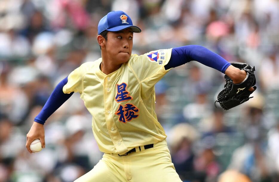 星稜の奥川が甲子園の決勝マウンドに立つ。決勝登板を回避した大船渡・佐々木との違いはどこにあったのか？（写真・日刊スポーツ／アフロ）