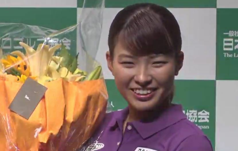 [画像]花束を受け取り笑顔を見せる渋野選手