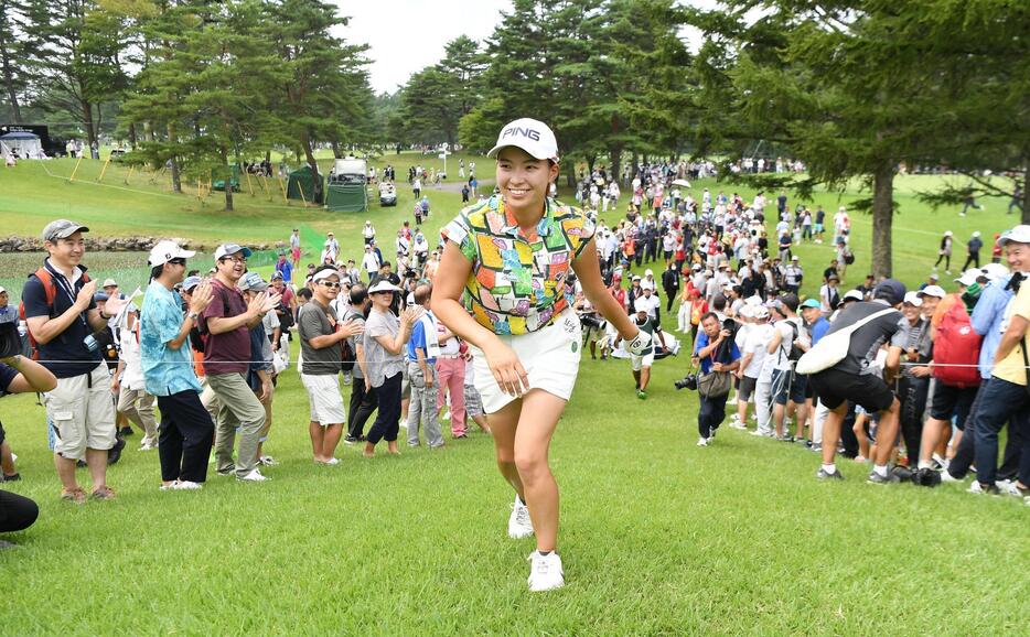 最終日の18番まで優勝争いを演じた渋野日向子の獲得賞金1億円が見えてきた（写真・日刊スポーツ／アフロ）