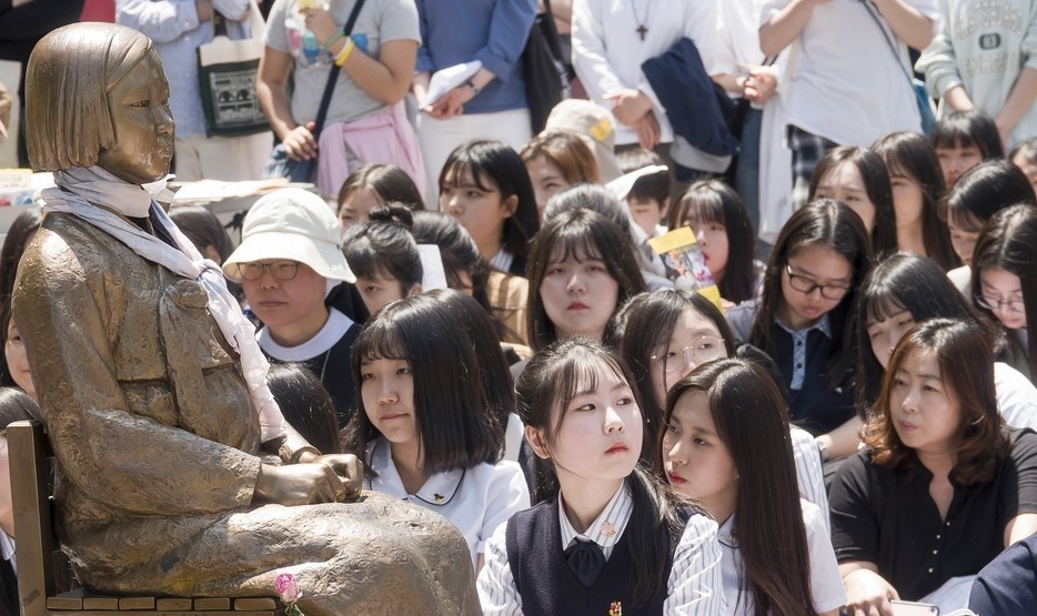 [写真]慰安婦問題で毎週水曜日にソウルの日本大使館周辺で行われる「水曜デモ」。写真は2018年5月撮影（Lee Jae-Won/アフロ）