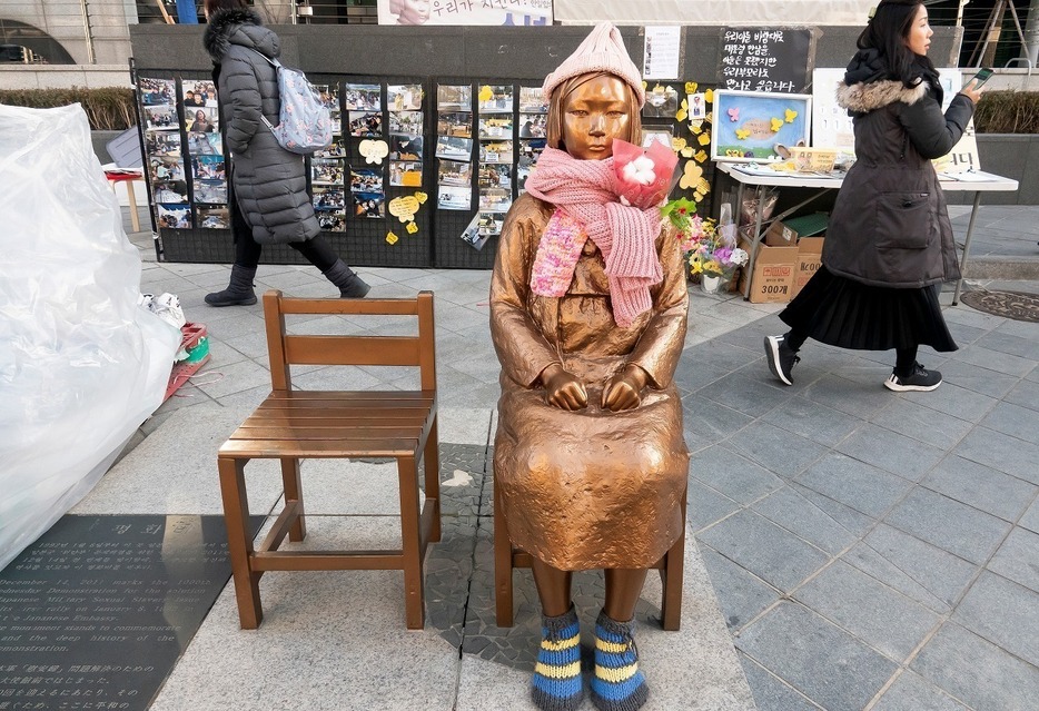[写真]韓国ソウルの日本大使館前に設置された「少女像」。「あいちトリエンナーレ」でもこの少女像を模した展示がなされた（Lee Jae-Won/アフロ）