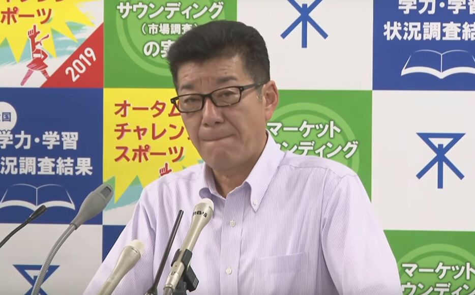 [写真]報道陣の質問に答える大阪市の松井一郎市長